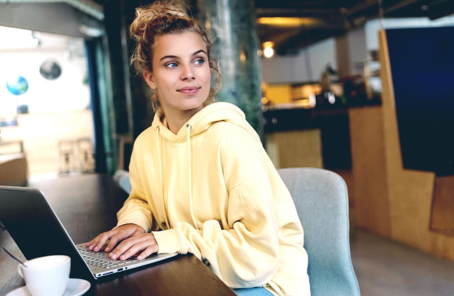 Interaktive Webinar-Umgebung mit Teilnehmern bei einer Live-Lernsession