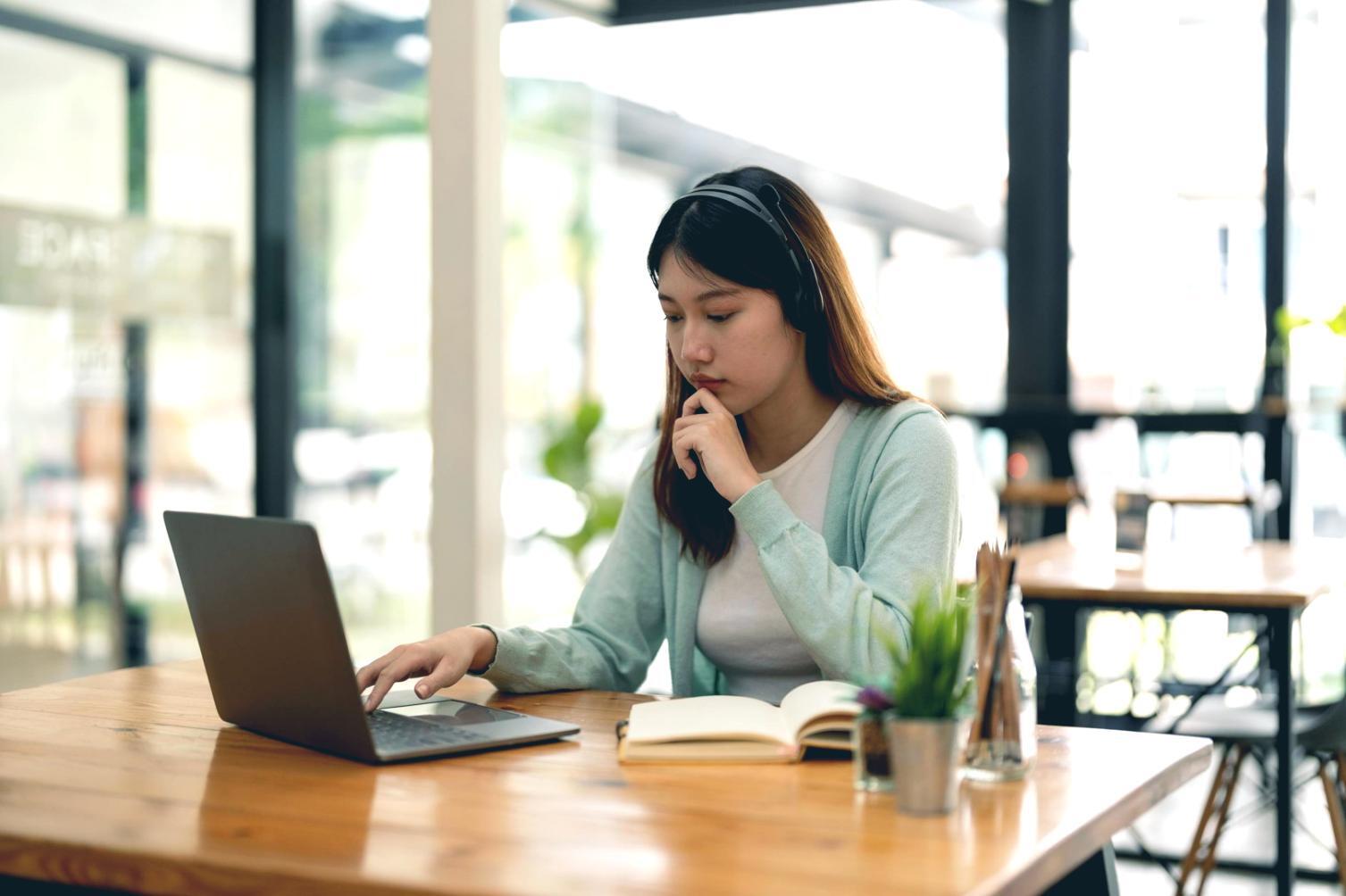 Blick in ein laufendes Web-Accessibility-Webinar mit aktivem Chat